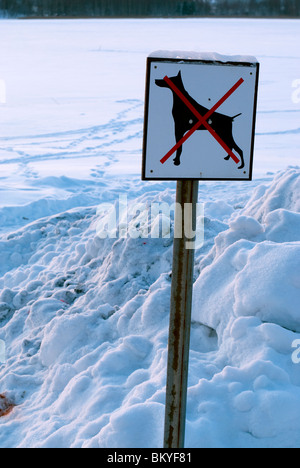 Verboten für Hunde Zeichen im Schnee Stockfoto