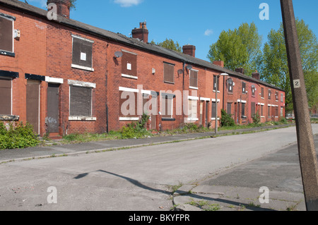 Häuserzeile vernagelten Terrasse in East Manchester vor dem Abriss. Stockfoto