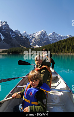 Familie in Paddel Boot, Moraine Lake, Banff Nationalpark, Alberta, Kanada Stockfoto