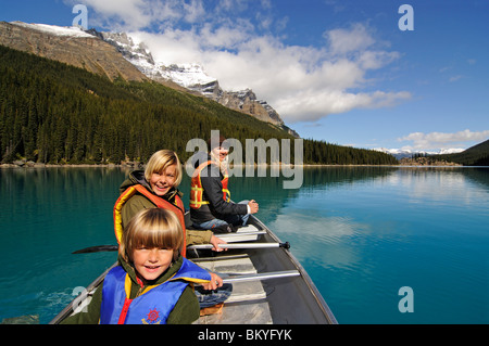 Familie in Paddel Boot, Moraine Lake, Banff Nationalpark, Alberta, Kanada Stockfoto