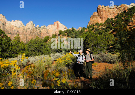 Wanderer und Ranger, Towers of the Virgin, Zion Nationalpark, Utah, USA Stockfoto