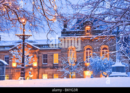 Das Queens Hall Art Center aus der Sele in Hexham während Winter Schneefälle, Northumberland, England Stockfoto