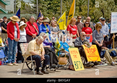 Anti-Regierungs-Demonstranten beten in einer "Tea Party"-Kundgebung am 15. April (Steuer-Tag) in Santa Ana, Kalifornien. Stockfoto