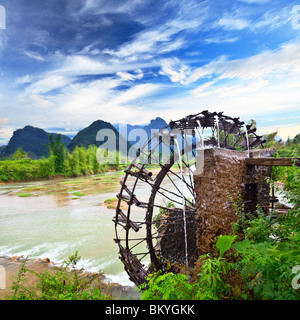 Bambus-Wasser-Rad. Die Nutzung der Wasserkraft für die Bewässerung. Vietnam Stockfoto