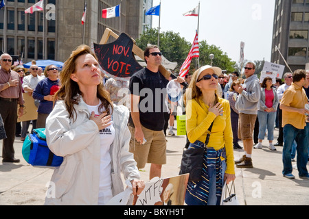 Anti-Regierungs-Demonstranten rezitieren die Pledge of Allegiance bei einer "Tea Party"-Kundgebung am 15. April (Steuer-Tag) in Santa Ana, Kalifornien Stockfoto