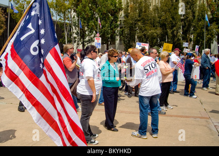 Demonstranten auf einer "Tea Party" rally am 15. April (Steuer-Tag) in Santa Ana, Kalifornien. Hinweis: Zeichen und amerikanische Flagge. Stockfoto