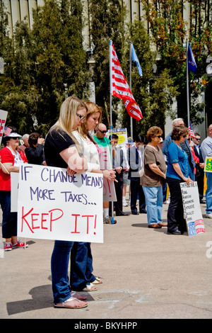 Anti-Regierungs-Demonstranten beten in einer "Tea Party"-Kundgebung am 15. April (Steuer-Tag) in Santa Ana, Kalifornien. Beachten Sie die Beschilderung. Stockfoto