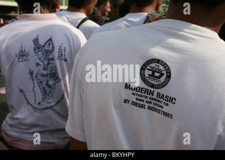 Anhänger Wai Kru tagsüber am Wat Bang Phra, ein buddhistischer Tempel in Thailand, wo Mönche Anhänger tattoo. Stockfoto