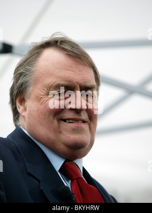 John Prescott ehemaliger Labour stellvertretender Ministerpräsident im Gespräch mit den Medien am College Green vor dem Parlament am 11. Mai 2010. Stockfoto