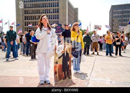 Anti-Regierungs-Demonstranten rezitieren die Pledge of Allegiance bei einer "Tea Party"-Kundgebung am 15. April (Steuer-Tag) in Santa Ana, Kalifornien Stockfoto