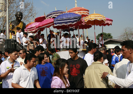 Anhänger sammeln Wai Kru tagsüber am Wat Bang Phra, ein buddhistischer Tempel in Thailand, wo Mönche Anhänger tattoo. Stockfoto