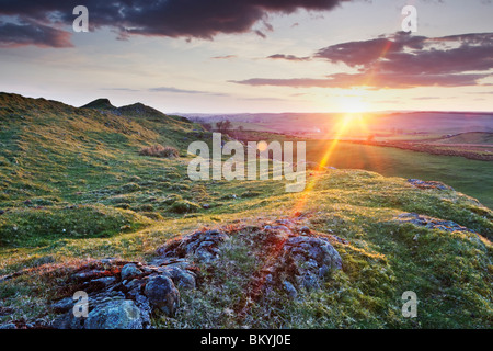 Sonnenuntergang über Thirlwall gemeinsamen vom Walltown Felsen in der Nähe von Greenhead, Nationalpark Northumberland, England Stockfoto