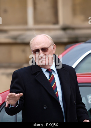 Ehemaliger Führer der Labour Party Neil Kinnock außerhalb des Parlaments am 11. Mai 2010. Stockfoto