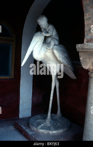 Skulptur eines Babys auf ein Storch durch Huszar Szuletese bei Bory Var, Szekesfehervar, Ungarn. Stockfoto