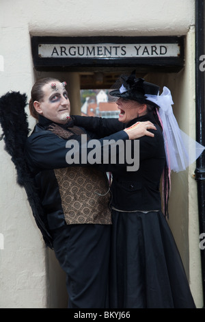 Mann & Frau goths. Ein Paar in Fancy Dress bei Arguments Yard auf dem Whitby Goth Weekend Festival, North Yorkshire, 2010 Stockfoto