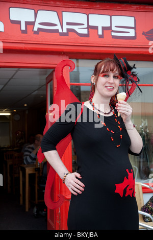 Schwangere Frau tragen Kostüm, in das Whitby Gothic Weekend Festival, North Yorkshire, April 2010 Stockfoto