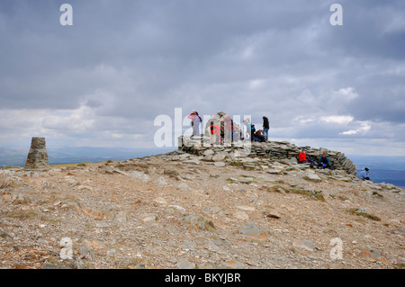 Wanderer auf dem Gipfel des Coniston Greis im Lake District Stockfoto