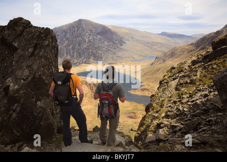 Zwei Wanderer auf Llyn Idwal aus der Küche des Teufels in den Bergen von Snowdonia National Park (Eryri). Cwm Idwal North Wales UK Großbritannien Stockfoto