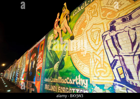 Politischen Wandmalereien auf der Straße fällt in den traditionell katholischen Bereich von Belfast, Nordirland Stockfoto