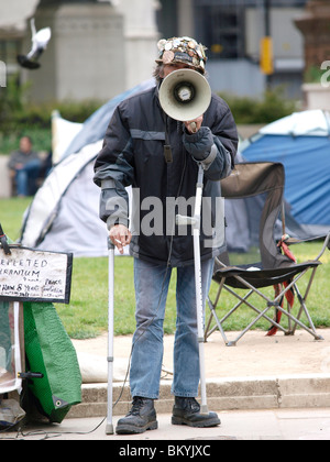 Brian Haw beschimpft Politiker das Friedenslager in Parliament Square, wie sie betreten und der Houses of Parliament verlassen Stockfoto