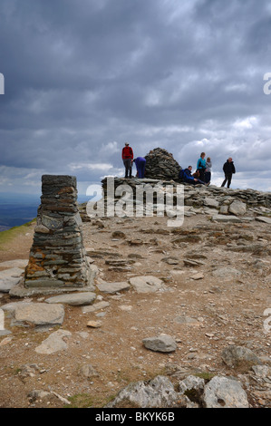 Wanderer auf dem Gipfel des Coniston Greis im Lake District Stockfoto