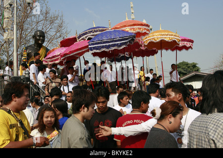 Anhänger sammeln Wai Kru tagsüber am Wat Bang Phra, ein buddhistischer Tempel in Thailand, wo Mönche Anhänger tattoo. Stockfoto