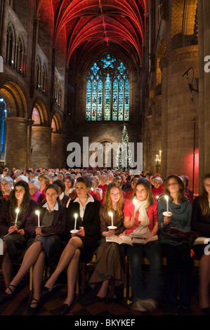 Gemeinde singen und halten Kerzen während der Dreharbeiten der BBC Songs of Praise in Hereford Cathedral Stockfoto