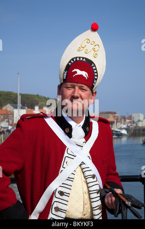 Mann in Militäruniform des 'Hannoveranischen Pferdements' aus dem späten 18th. Jahrhundert, beim Whitby Goth Festival, April 2010 Town North Yorkshire Stockfoto