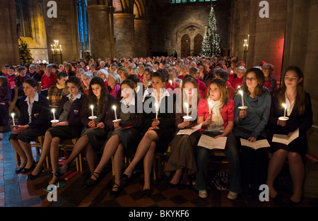 Gemeinde singen und halten Kerzen während der Dreharbeiten der BBC Songs of Praise in Hereford Cathedral Stockfoto