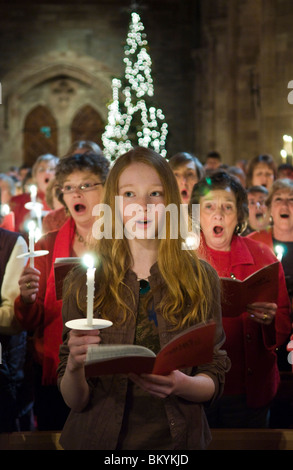 Gemeinde singen und halten Kerzen während der Dreharbeiten der BBC Songs of Praise in Hereford Cathedral Stockfoto