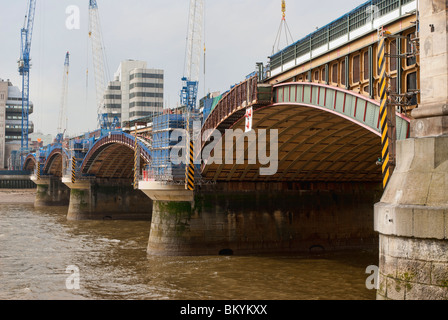 Blackfriars Railway Bridge umgebaut, um Plattformen am Blackfriars Station, London, Großbritannien - 2010 Stockfoto