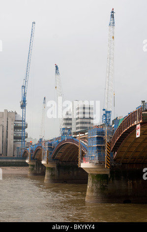 Blackfriars Railway Bridge umgebaut, um Plattformen am Blackfriars Station, London, Großbritannien - 2010 Stockfoto