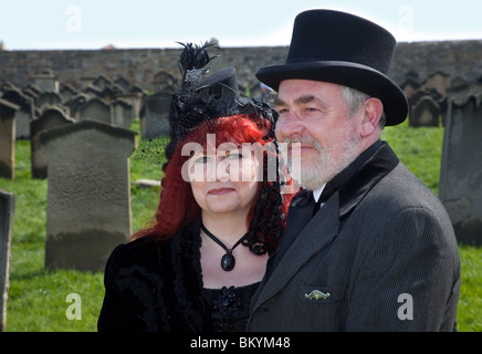 Familie der Goten. Zwei Mann und Frau, eine Familie, die gotischen Paare Gruppe alle im Viktorianischen Kostüm an der Whitby Goth Festival, April 2010 gekleidet Stockfoto