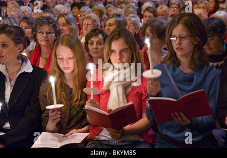 Gemeinde singen und halten Kerzen während der Dreharbeiten der BBC Songs of Praise in Hereford Cathedral Stockfoto