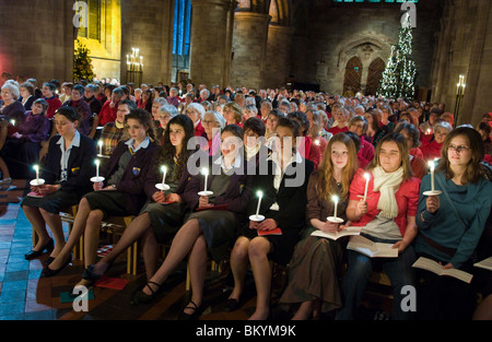 Gemeinde singen und halten Kerzen während der Dreharbeiten der BBC Songs of Praise in Hereford Cathedral Stockfoto