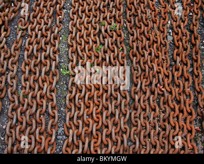 Reihen von alten Ketten auf dem Boden liegend. Stockfoto