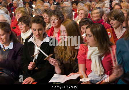 Gemeinde singen und halten Kerzen während der Dreharbeiten der BBC Songs of Praise in Hereford Cathedral Stockfoto