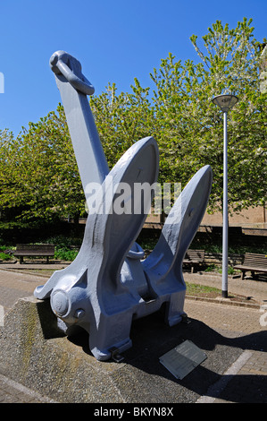 ein Anker von HMS Ark Royal, ein Denkmal in der Innenstadt in Plymouth, Devon, uk Stockfoto