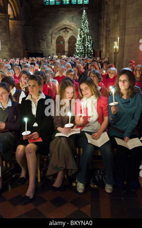 Gemeinde singen und halten Kerzen während der Dreharbeiten der BBC Songs of Praise in Hereford Cathedral Stockfoto