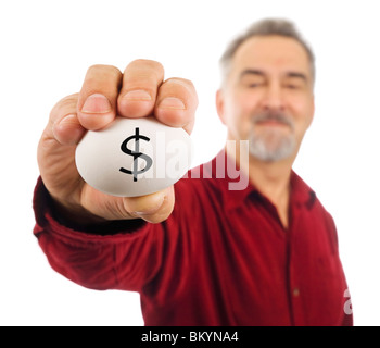 Mann hält weißes Ei mit Dollarzeichen ($) geschrieben steht, als Symbol für die Zerbrechlichkeit von Geldangelegenheiten; die sprichwörtliche "Notgroschen". Stockfoto