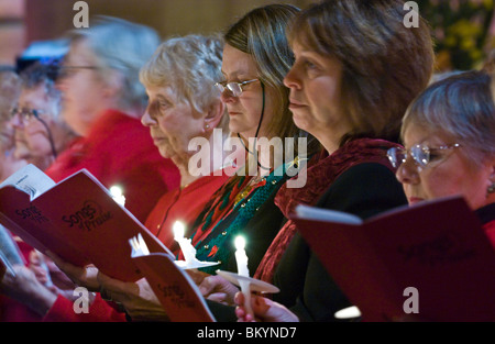 Gemeinde singen und halten Kerzen während der Dreharbeiten der BBC Songs of Praise in Hereford Cathedral Stockfoto