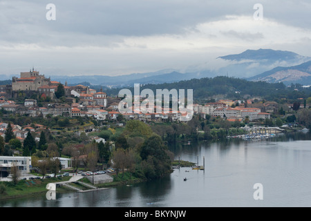 TUI und Hügel des Minho Tals, baute die Stadt mit roten Dächern und Stein "Catedral" gewidmet, San Telmo, mit Rio Minho Stockfoto