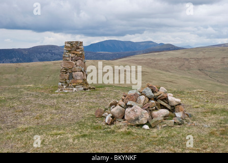 Cairn und Trig Kolonne auf dem Gipfel von Lank Rigg, Lake District, Cumbria. Der Ort, an dem Alfred Wainwright zwei Schilling unter einem Felsen hinterließ. Stockfoto