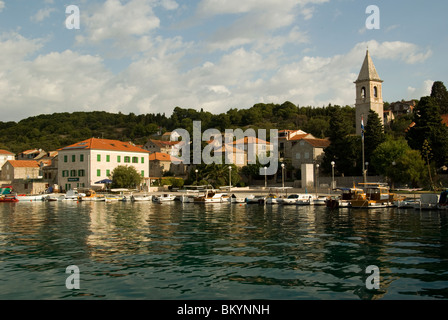 Kroatien; Hrvartska; Fernsehreihe; Šibenik-Knin, Privč, Privč-Luka, Hafen, Kirche Hotel, kleine Fische Häuser und Boote. Stockfoto