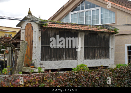 Galizisch "Horreos" (auch bekannt als Canastros oder Espigueiro in portugiesischer Sprache) hergestellt aus Stein und Holz Stockfoto