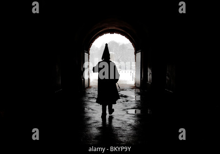 Ein Soldat der Household Cavalry im Dienst zu Fuß in Richtung Horse Guards Parade, Whitehall, London, UK.  Feb 2009 Stockfoto