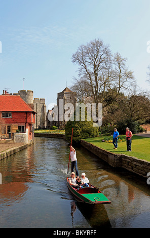 3099. Stechkahn fahren am Fluss Stour, Canterbury, Kent, UK Stockfoto