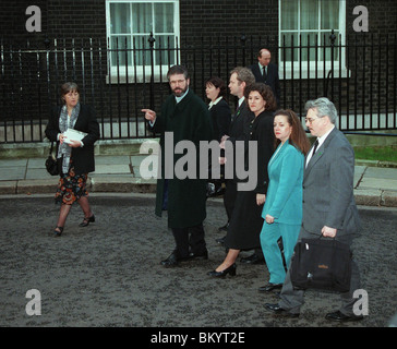 SINN FÉIN ankommen an der DOWNING STREET 17. Dezember 1997 Stockfoto