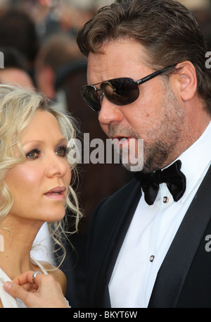 RUSSELL CROWE & Frau DANIELLE SPENCER ROBIN HOOD PREMIERE CANNES FILM FESTIVAL 2010 PALAIS DES FESTIVAL CANNES Frankreich 12 Mai Stockfoto
