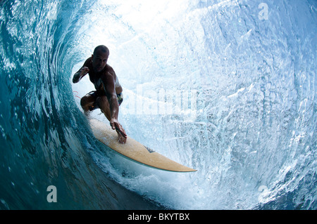 Surfer in der Röhre der großen Welle Stockfoto